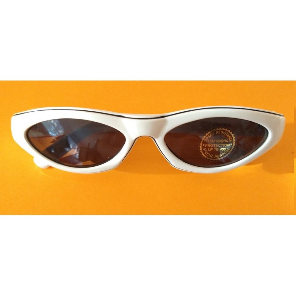 White 90s Retro Cateye Sunglasses - Deadstock